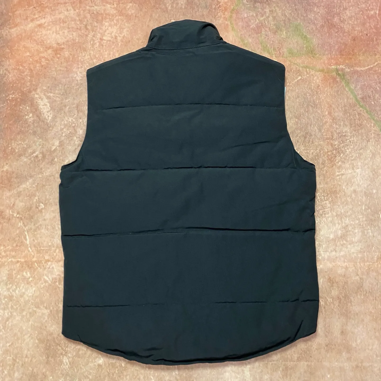 P400 Black] Canada Goose#Freestyle Canadian Crew 4154M Men’s and Women’s Vest Down# ➖ Imported Behringer embroidery machine with customized 10,000-needle embroidery logo! ➖ Imported 21-count polyester-cotton blended original fabric, using Feather-Light 10D waterproof coating fabric, made of 84.5% polyester fiber and 15.5% cotton, 100% the best feel in the entire network! ➖ The official website synchronizes the national standard 80 white duck down, and will never mislead by false claims such as 90 down or goose down! ➖ 100% nylon lon lining with double double-layer sealing design to prevent velvet from running away. Top-grade polar fleece is used in the collar and pockets to keep warm and comfortable! ➖ Yoshida YKK provides original custom-made electroplated sliders. YKK two-way lockable zippers are tight and smooth and will not peel off paint! ➖ 3M composite original Velcro is durable, and all accessories and hardware are disassembled and customized! ⛔No slander, no exaggeration, no need for too much copywriting, because it is focused, it is professional!  SIZE: M L XL XXL